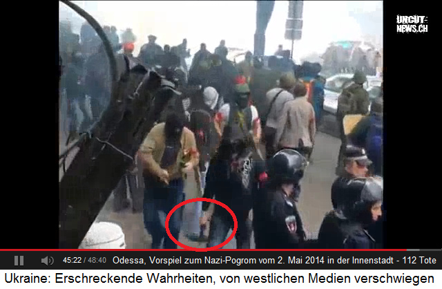 Pogrom in Odessa vom 2.5.2014, Rechter
                        Block mit Schl�gertypen mit einer Axt