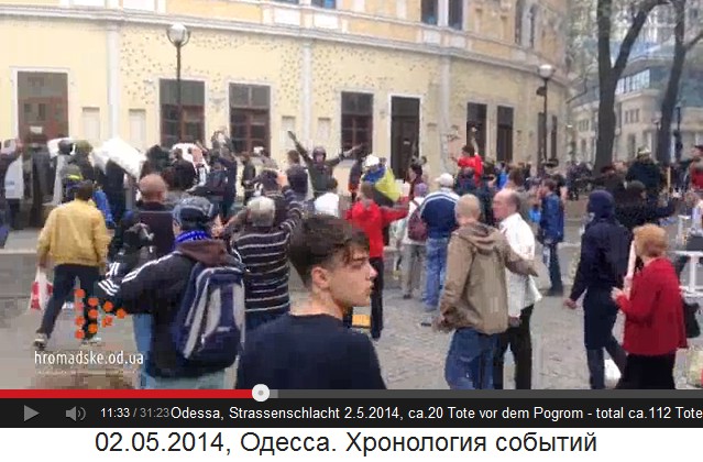 Die ukrainischen Schl�gerbubis machen
                          die "Siegerpose" 03