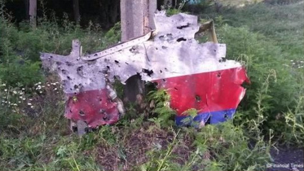 Hingelegtes Flugzeugteil mit L�chern, die zum
                      Teil nach aussen aufgehen