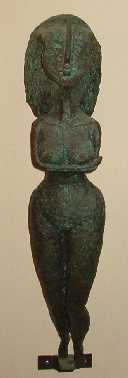 Astarte-Figurine mit
                      verschränkten Armen vor den Brüsten