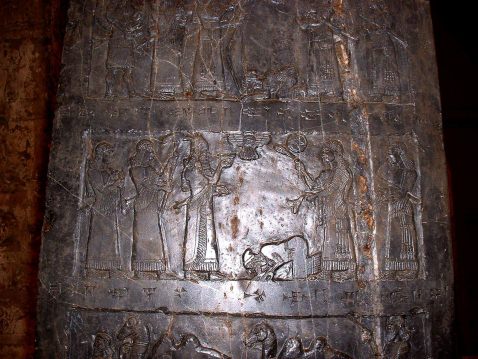 Jehu vor Salmanassar III.: Kniefall;
                            Detail aus dem Schwarzen Obelisk.