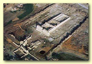 Die Tempelanlage in Medinet
                                Habu, gebaut unter Ramses III.,
                                Luftbild