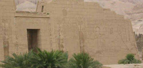 Inschriften an der Tempelmauer des
                                Tempels in Medinet Habu, gebaut unter
                                Ramses III., Mitte und rechte Hälfte