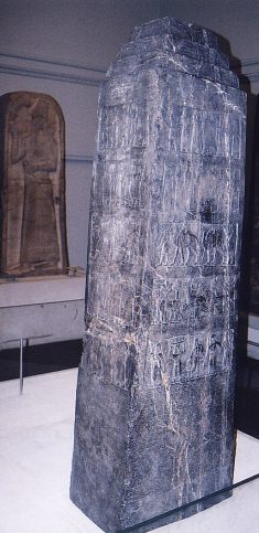 Salmanassar III.: Schwarzer Obelisk
                              mit Siegesgeschichte über Samaria und
                              Jehu