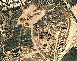 Sichem / Shechem:
                            Ruinenhügel Tell Balata, Luftaufnahme