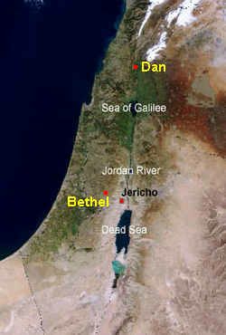 Karte
                              mit Bethel und Dan, wo goldene Kälber
                              gestanden haben sollen. Luftaufnahme