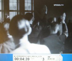 Die Versammlung macht vor
                        der Naziführung den Hitlergruss