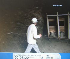 Neckarzimmern:
                          Tunnelwärter Heinz Rabe im Tunnel von hinten
