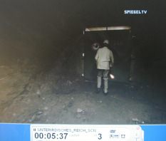 Neckarzimmern: Tunnelwärter Heinz Rabe im
                          Tunnel von hinten vor einer Türe