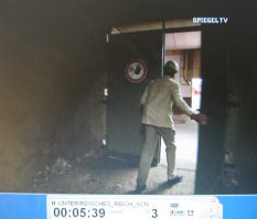 Neckarzimmern: tunnel caretaker Heinz
                          Rabe stepping through the big door