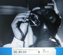 NS-Film
                          "Kampfstoffe" 03, Gasexperiment, Gas
                          wird in einen Glaskäfig eingelassen