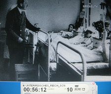 Wolfsschanze13, Hitler
                        besucht Verletzte im Spital 01