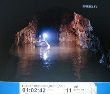 Eulengebirge 22
                        und 23, Jürgen Müller und Jacek Duszczak fahren
                        in einem Schlauchboot in einem überfluteten Gang
                        04