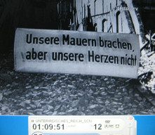 Home front of
                          Berlin 11, banner: "Unsere Mauern
                          brachen, aber unsere Herzen nicht"
                          ("Our walls fall, but our hearts
                          not")