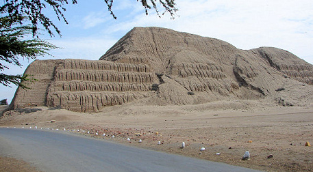 Das
                              Beispiel einer "heiligen Stätte"
                              ("huaca"), die Sonnenpyramide in
                              Peru