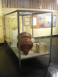 Vitrine mit Musikinstrumenten der
                        Nasca-Kultur im Regionalmuseum von Ica, Peru