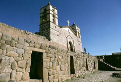 Eine Kirche auf Inka-Mauern, zum
                            Beispiel in Vilcashuamán in Peru 01
