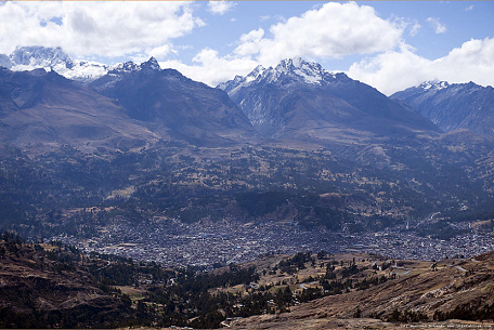 Huaraz in Peru mit dem Tal des
                              Heiligen Flusses (Río Santa) und den
                              Bergketten [61] - eine natürliche
                              Apotheke