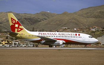 Flugzeug der
                                Peruvian Airlines (Boeing 737-200) in
                                Cusco
