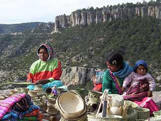 Tarahumara-Ureinwohnerinnen in der Provinz Chihuhua
              verkaufen geflochtene Körbe