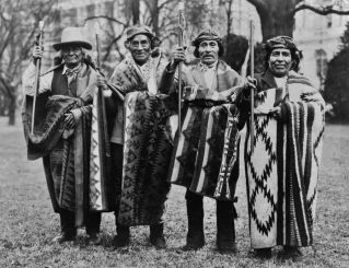 Acoma-Pueblo-Ureinwohner mit gewebten
                Wandteppichen