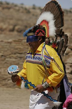 Acoma-Pueblo-Ureinwohner-Tänzer mit Kostüm
