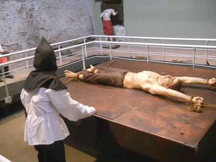 Inquisition im Vizekönigreich Peru in
                          Lima: Streckbank und Streckbett
