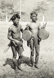 Bontoc-Igorots mit Gong, Nord-Luzon, 1910er
                      Jahre