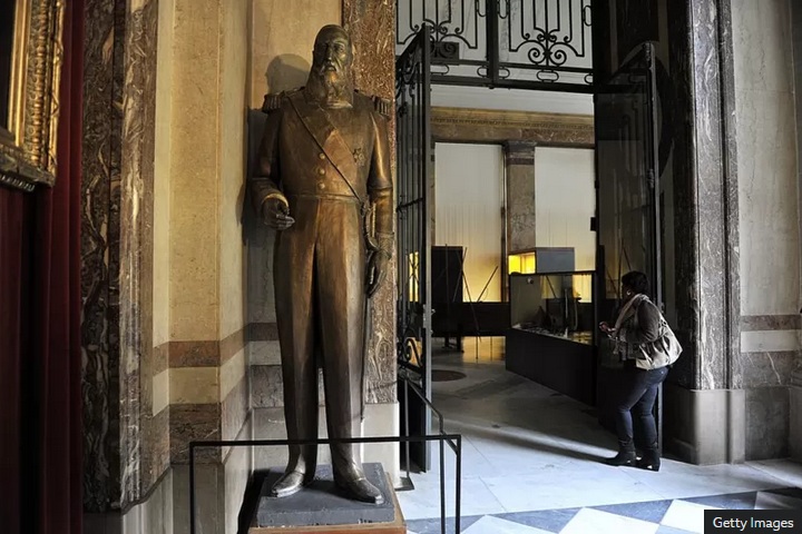 Brussels Africa Muesum, the
statue of Leopold II organizing mass
murder torture amputation and
discrimination actions in Congo and
Ruanda Brussels Africa Muesum,
the statue of Leopold II organizing
mass murder torture amputation and
discrimination actions in Congo and
Ruanda