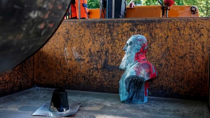 Belgien: Auderghem bei Brüssel:
Die Büste des Jesus-Fantasie-Königs
Leopold II. wurde entfernt Belgien: Auderghem bei Brüssel:
Die Büste des Jesus-Fantasie-Königs
Leopold II. wurde entfernt