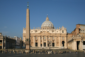 Der schwul-unfruchtbare
                Vatikan feiert seine Existenz mit einem ägyptischen
                Obelisken mit einem Fantasiekreuz oben drauf