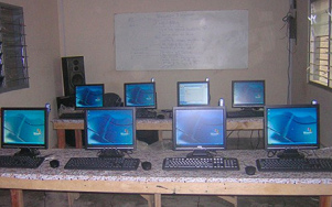 Eine Computerschule wird neu
                eingerichtet - ist aber ein Spionagezentrum