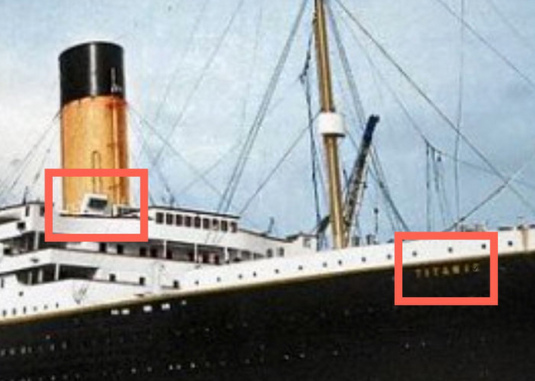 Die Titanic hat 2 kleine Lufteinl�sse seitlich der Br�cke