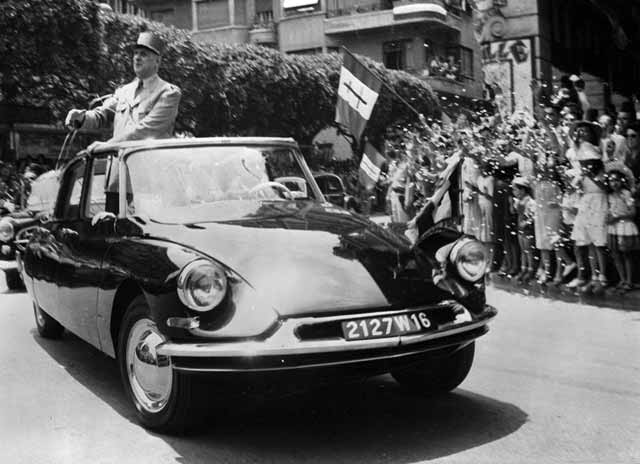 Frankreichs Pr�sident De Gaulle macht
                        Werbung f�r Citro�n DS