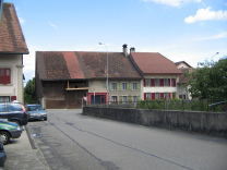 Corcelles: Rue vers chez Cherbuin 05,
                          Sicht auf alte Reihenhäuser an der
                          Hauptstrasse Route du Grand Chemin