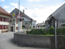Corcelles: Route du Grand Chemin 01,
                          Sicht in Richtung Dorfmitte