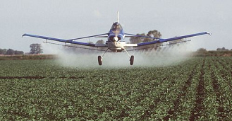 Pestizide sprayen
                          mit dem Flugzeug (hier in Argentinien)