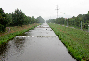 的Dreisam河（三共 同）在它的下 部在德国弗赖堡和里
                                    格尔