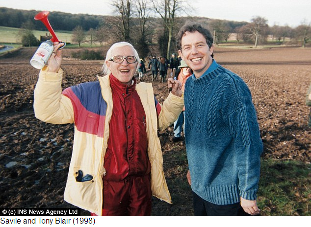 Der
                          kriminell-p�dophile T�ter Savile und der
                          GB-Premierminister Tony Blair (1998)