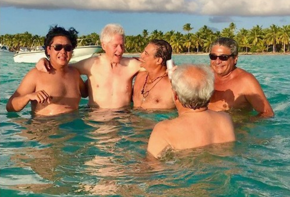 Ricardo Cheaz, Bill Clinton,
                  George Nader, Jos� Calzada, Rolando Gonzalez Bunster
                  baden vor einer „unbekannten“ Insel