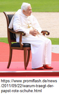 Der kriminelle Papst Benedikt XVI mit roten
                Schuhen, hier beim Besuch in Deutschland von 2011