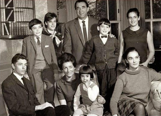 Big
                Maxwell family - Robert Maxwell, wife Betty, children,
                back row, left to right: Ian, Isabel, Kevin, Christine.
                Front row left to right: Philip, Ghislaine and Anne.
                Photo: DAILY MAIL / REX FEATURES