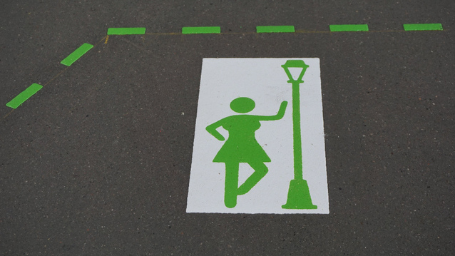Verkehrssymbol
                    mit gr�ner Linie in Basel: Strichzone f�r
                    Prostituierte