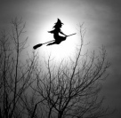 Walburgisnacht (Walpurgisnacht) mit einer fliegenden Hexe auf dem Besen