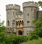 In
                    England sind die Royals mit ihrer Windsor-Familie
                    die Chefs der Satanisten: In den Kellergeschossen
                    von Schloss Windsor finden wahrscheinlich
                    entsprechende satanistische Messen mit Sexorgien und
                    Menschenopfern statt