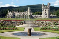 El castillo de Balmoral en Escocia es uno de los castillos de la reina satanista de Inglaterra