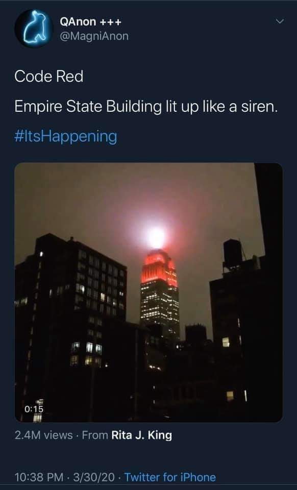 New York: Das Empire State
                    Building in Rot mit roter Beleuchtung in der Nacht
                    vom 30. auf den 31. März 2020