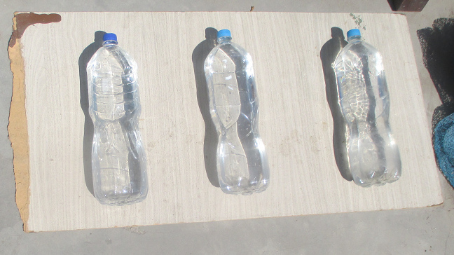 3
                      Wasserflaschen zu 3/4 gefüllt, 1 Minute gut
                      geschüttelt, liegen 6 bis 8 Stunden im Sonnenlicht
                      (UV-Licht) - das desinfiziert das Wasser und
                      ergibt Trinkwasser